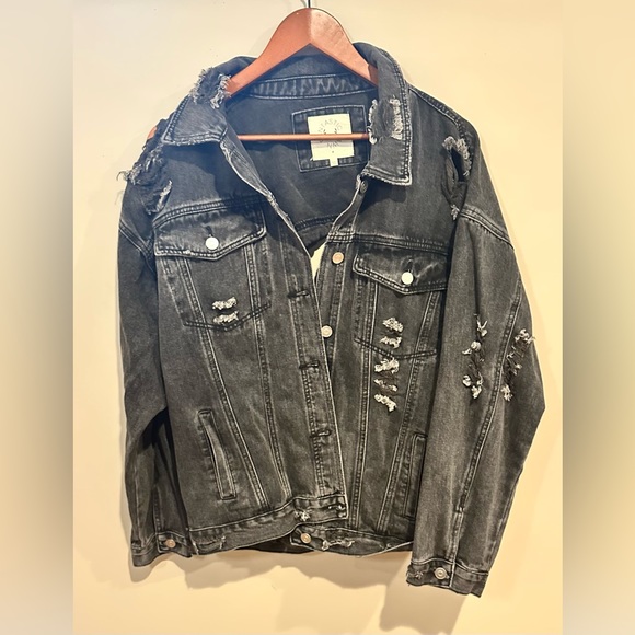 Fantastic Fawn woman’s distressed oversized denim jacket. Charcoal. Size M. - Picture 2 of 5